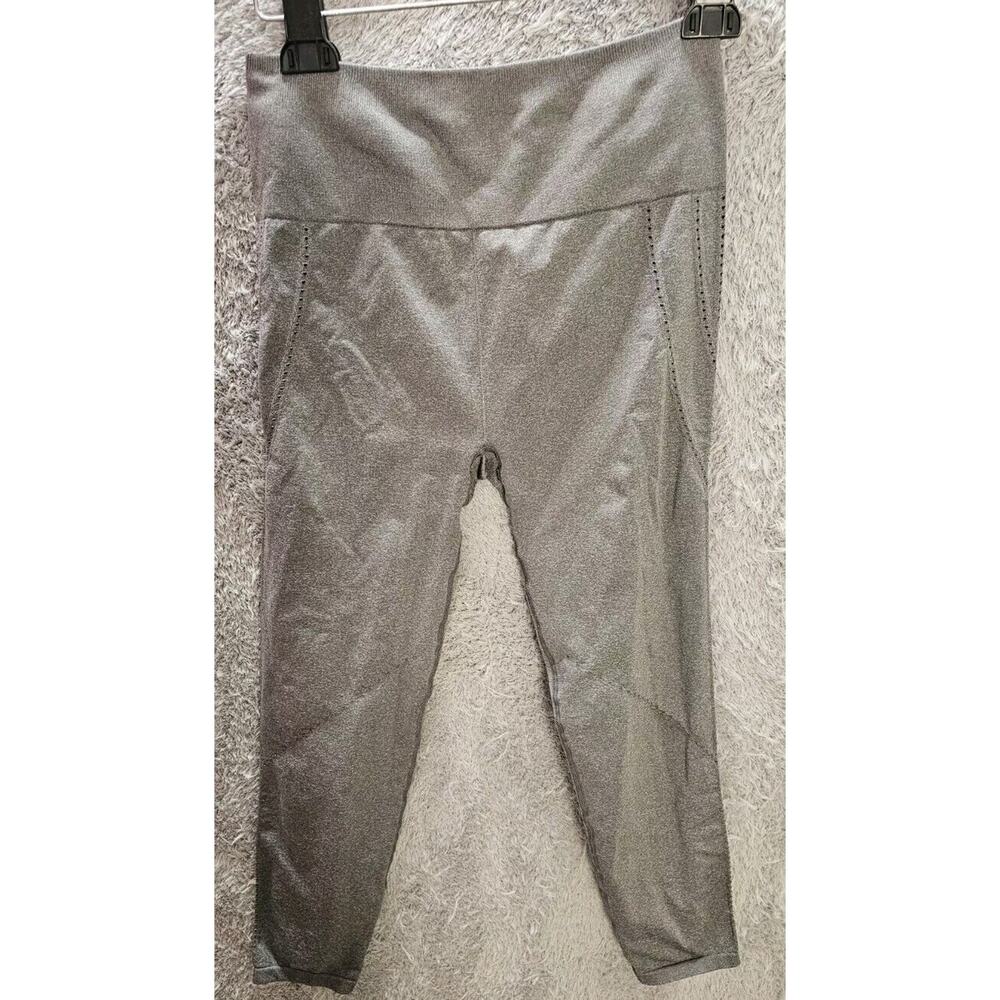 Fabletics High Waisted Seamless‎ Dot Capri Leggings Gray Athletic Active Medium